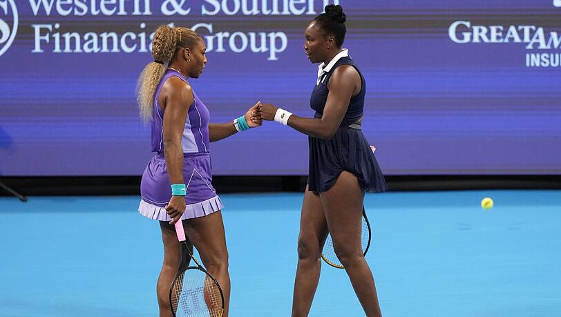 Serena Williams (l) und Venus Williams werden auch bei den US Open im Doppel antreten. (Archivbild) Serena Williams (l) und Venus Williams werden auch bei den US Open im Doppel antreten. (Archivbild)