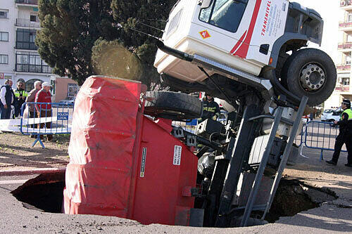 Der Fahrer kam mit dem Schrecken davon: Sechs Meter stürzte der Lkw in die Tiefe