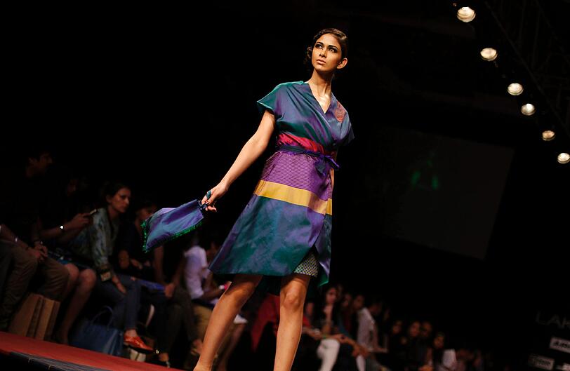 Fashion Week in der indischen Hafenmetropole Mumbai: Manche Kreationen sehen aus, als kämen sie von einem anderen Planeten. Der Stil bewegt sich in gewagter Weise zwischen Lady Gaga, Star Wars und Minnie Maus.