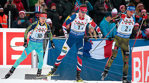 Dmytro Pidruchnyi (Ukraine), der Norweger Tarjei Boe und der Deutsche Simon Schempp (von links) während des WM-Rennens der Mixedstaffel.