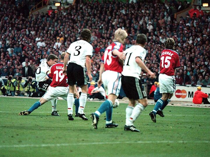 Mit dem ersten Golden Goal in der Geschichte des Fußball schoß Oliver Bierhoff das DFB-Team im Finale gegen Tschechien zum bislang letzten EM-Titel.