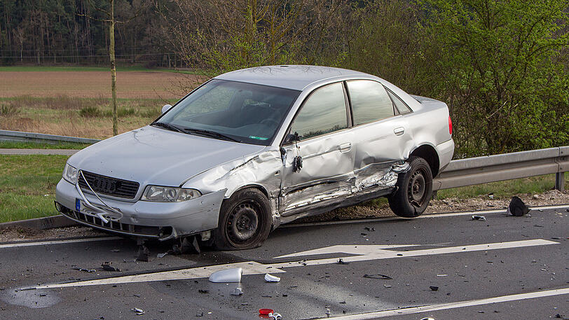 Ein Trümmerfeld auf der Staatsstraße 2245 in Zirndorf: Der Rollerfahrer starb noch vor Ort, der 30-Jährige stieß mit einem Streifenwagen zusammen, der gerade auf Einsatzfahrt war. Die Bilder.