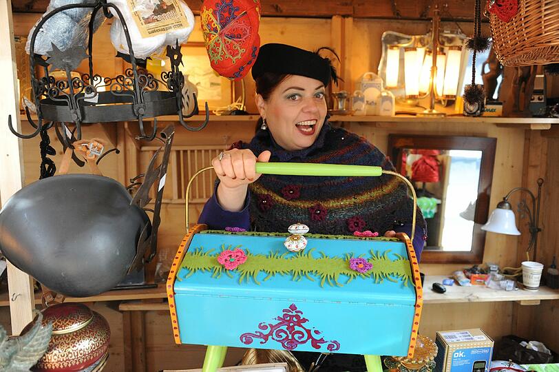 Neu: Petra Perle hat in der Schatzsuchergasse einen "Glump-Recycling"-Stand. Die gelernte Goldschmiedin veredelt alten Schmuck mit neuen Einzelteilen.