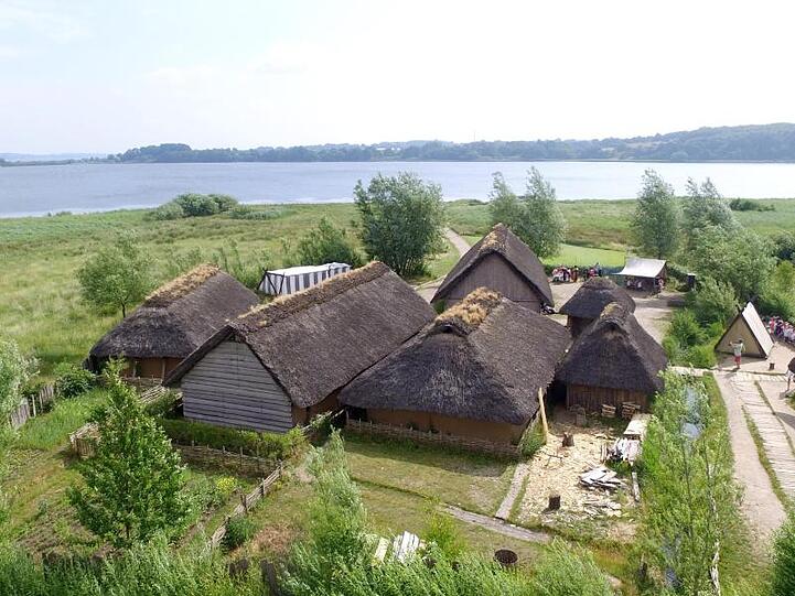 Blick von oben auf das Gelände der Wikingerhäuser von Haithabu.