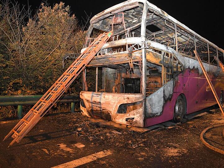 Todesfalle: der ausgebrannte Reisebus bei Changde in der Provinz Hunan.