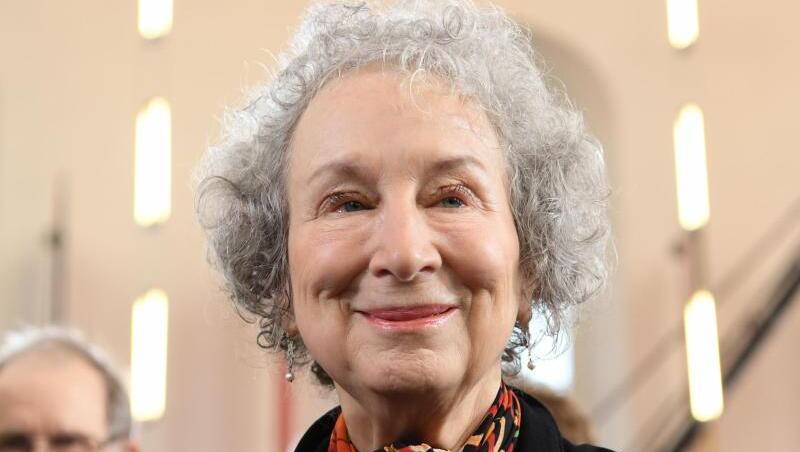Margaret Atwood 2017 bei der Verleihung des Friedenspreises des Deutschen Buchhandels in der Paulskirche. Margaret Atwood 2017 bei der Verleihung des Friedenspreises des Deutschen Buchhandels in der Paulskirche.