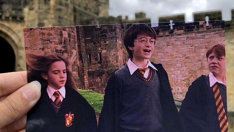 Die Filmtouristin Andrea David hält ein Foto aus dem Film "Harry Potter" in die Kamera. Die Filmtouristin Andrea David hält ein Foto aus dem Film "Harry Potter" in die Kamera.