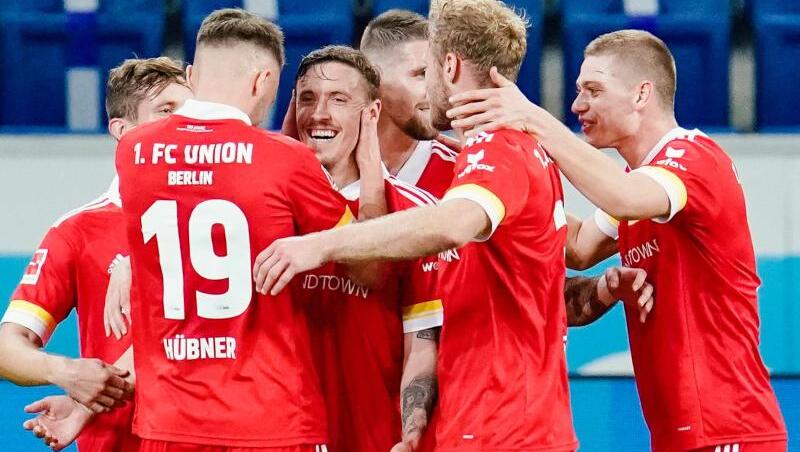 Die Spieler von Union Berlin feiern Elfmeter-Torschütze Max Kruse (3.v.l.).