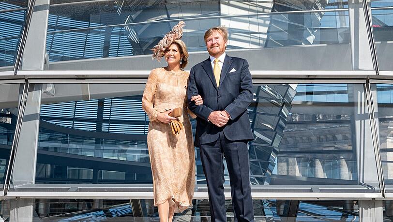 06.07.2021, Berlin: König Willem-Alexander der Niederlande (l) und Königin Maxima besuchen die Dachterrasse des Reichstagsgebäude des Deutschen Bundestags. Das niederländische Königspaar ist zu einem dreitägigen Staatsbesuch in Berlin. Foto: Fabian Sommer/dpa +++ dpa-Bildfunk +++ 06.07.2021, Berlin: König Willem-Alexander der Niederlande (l) und Königin Maxima besuchen die Dachterrasse des Reichstagsgebäude des Deutschen Bundestags. Das niederländische Königspaar ist zu einem dreitägigen Staatsbesuch in Berlin. Foto: Fabian Sommer/dpa +++ dpa-Bildfunk +++