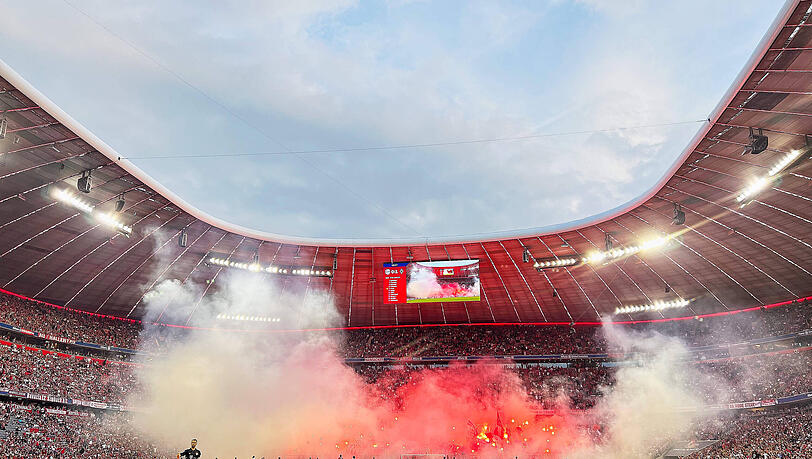 Zu Beginn der zweiten Halbzeit fackelten die Bayern-Anhänger Pyro-Technik ab.