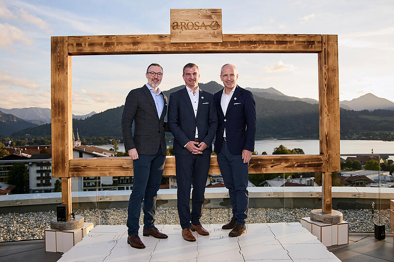 Bei der Eröffnung (von links): Philipp von Czapiewski (CEO der DSR Hotel Holding), Moritz Dürler (Direktor des A-ROSA Tegernsee) und Christoph Debus (CEO der DERTOUR Group). Bei der Eröffnung (von links): Philipp von Czapiewski (CEO der DSR Hotel Holding), Moritz Dürler (Direktor des A-ROSA Tegernsee) und Christoph Debus (CEO der DERTOUR Group).