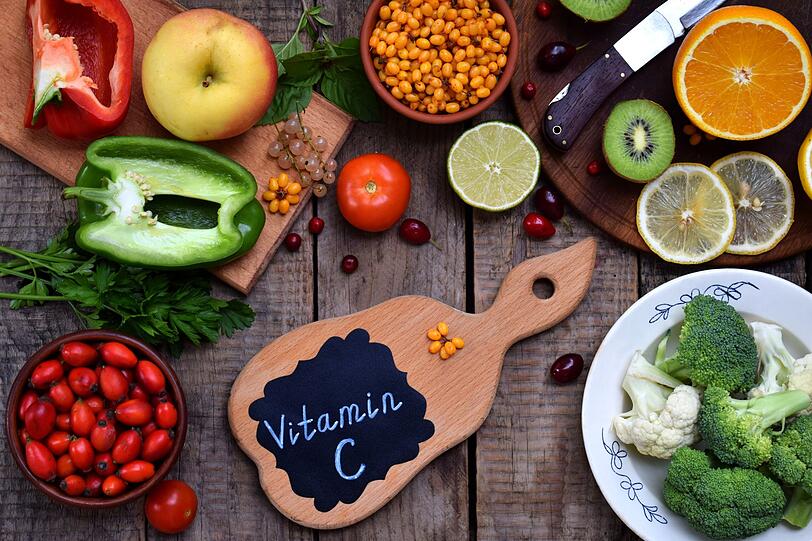 Vitamin C unterstützt das Immunsystem und hilft, Kariesbakterien zu bekämpfen. Es trägt zur Bildung von Zahnbein (Dentin) und Kollagen im Zahnfleisch bei. Vitamin A steckt vor allem in Zitrusfrüchten, Paprika, Kartoffeln, Kohl, Spinat, Tomaten, Brokkoli und Petersilie. Auch Vitamin D, das Sonnenvitamin, ist wichtig für gesunde Zähne. Vitamin C unterstützt das Immunsystem und hilft, Kariesbakterien zu bekämpfen. Es trägt zur Bildung von Zahnbein (Dentin) und Kollagen im Zahnfleisch bei. Vitamin A steckt vor allem in Zitrusfrüchten, Paprika, Kartoffeln, Kohl, Spinat, Tomaten, Brokkoli und Petersilie. Auch Vitamin D, das Sonnenvitamin, ist wichtig für gesunde Zähne.