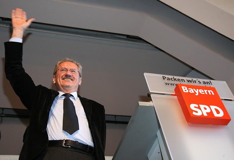 Der SPD-Spitzenkandidat für die bayerische Landtagswahl 2013, Münchens Oberbürgermeister Christian Ude am Samstag auf dem Landesparteitag der bayerischen SPD in Treuchtlingen