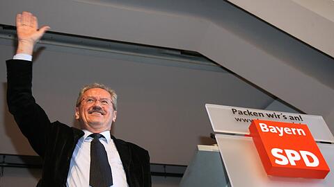 Der SPD-Spitzenkandidat für die bayerische Landtagswahl 2013, Münchens Oberbürgermeister Christian Ude am Samstag auf dem Landesparteitag der bayerischen SPD in Treuchtlingen