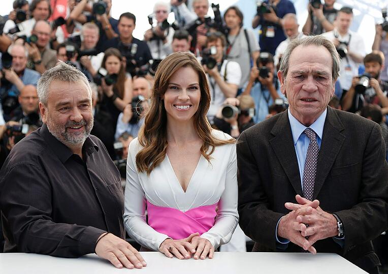 Die drei Säulen von "The Homesman": Produzent Luc Besson, Hauptdarstellerin Hilary Swank und Regisseur und Hauptdarsteller Tommy Lee Jones beidem Filmfestspielen in Cannes.