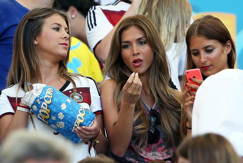 Mitfiebern auf der Tribüne ist schließlcih auch für die Spielerfrauen ein Knochenjob. Hier: Montana Yorke (Freundin von André Schürrle), Ann-Kathrin Brömmel (Mario Götze) und Cathy Fischer (Mats Hummels).