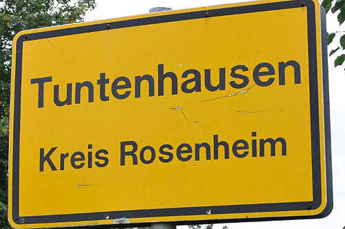 Es soll ja Menschen geben denen, nach ihrer Heimat gefragt, die Schamesröte ins Gesicht steigt. Verständlich, wenn man zum Beispiel als Heimatadresse Tuntenhausen angibt.