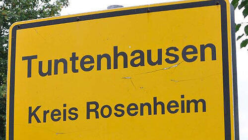 Es soll ja Menschen geben denen, nach ihrer Heimat gefragt, die Schamesröte ins Gesicht steigt. Verständlich, wenn man zum Beispiel als Heimatadresse Tuntenhausen angibt. Es soll ja Menschen geben denen, nach ihrer Heimat gefragt, die Schamesröte ins Gesicht steigt. Verständlich, wenn man zum Beispiel als Heimatadresse Tuntenhausen angibt.