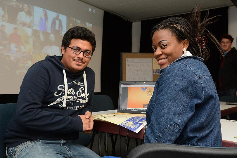 Abid Amin (17) und Eunice Tulia Binti Mabuka (23) planen das Festival "Kino Asyl".