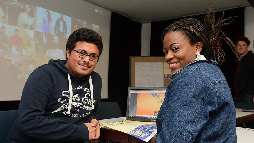 Abid Amin (17) und Eunice Tulia Binti Mabuka (23) planen das Festival "Kino Asyl". Abid Amin (17) und Eunice Tulia Binti Mabuka (23) planen das Festival "Kino Asyl".