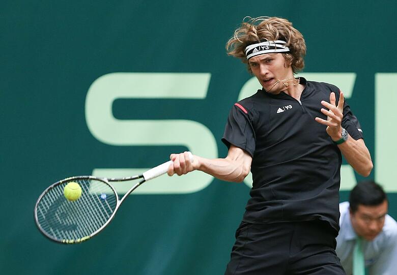 Mit seinem überraschenden Sieg gegen roger Federer zieht Alexander Zverev zum ersten Mal ins Finale in Halle ein.