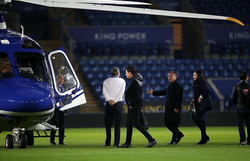 Der thailändische Besitzer des Fußballclubs Leicester City, Vichai Srivaddhanaprabha (M), geht nach Abpfiff des Spiels Leicester City - FC Liverpool im King Power Stadium über das Spielfeld zu seinem Hubschrauber. (Archivbild)