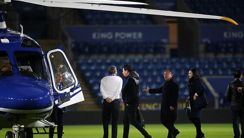 Der thailändische Besitzer des Fußballclubs Leicester City, Vichai Srivaddhanaprabha (M), geht nach Abpfiff des Spiels Leicester City - FC Liverpool im King Power Stadium über das Spielfeld zu seinem Hubschrauber. (Archivbild) Der thailändische Besitzer des Fußballclubs Leicester City, Vichai Srivaddhanaprabha (M), geht nach Abpfiff des Spiels Leicester City - FC Liverpool im King Power Stadium über das Spielfeld zu seinem Hubschrauber. (Archivbild)