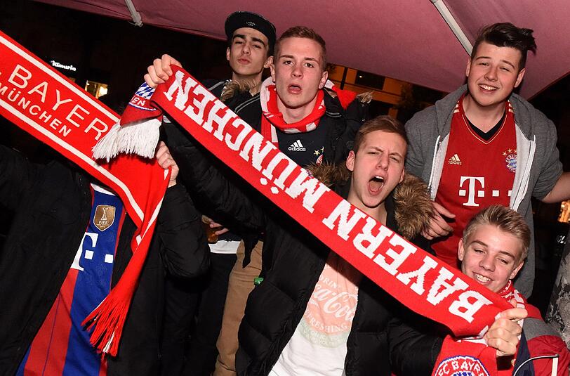Forever Number 1: Bayern-Fans feiern am Samstagabend den Pokalsieg gegen Borussia Dortmund auf der Leopoldstraße.