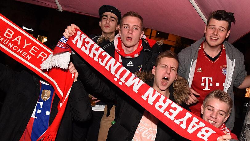 Forever Number 1: Bayern-Fans feiern am Samstagabend den Pokalsieg gegen Borussia Dortmund auf der Leopoldstraße. Forever Number 1: Bayern-Fans feiern am Samstagabend den Pokalsieg gegen Borussia Dortmund auf der Leopoldstraße.