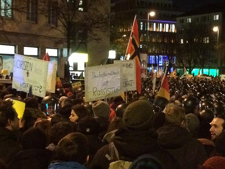 "Deutschlandhass ist Rassismus" steht auf dem Plakat einem Mügida-Demonstrant.