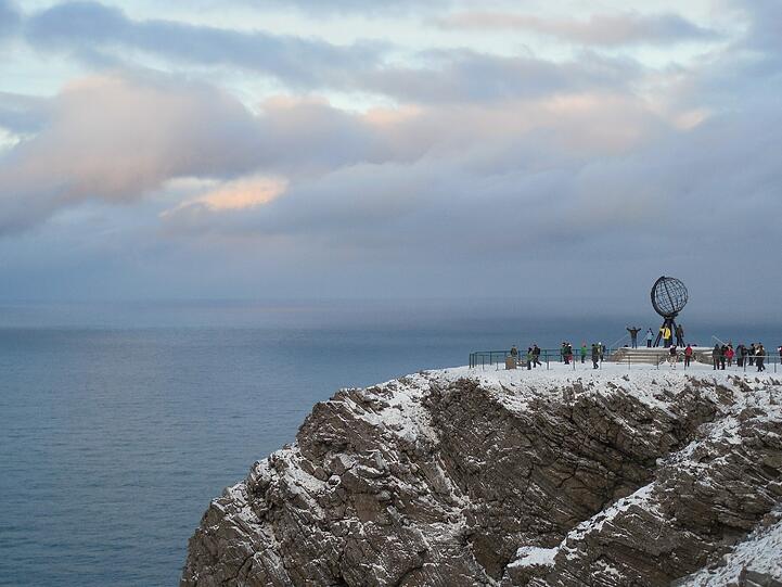 Am (fast) nördlichsten Ende Europas: das Nordkap-Plateau mit dem berühmten Globus.