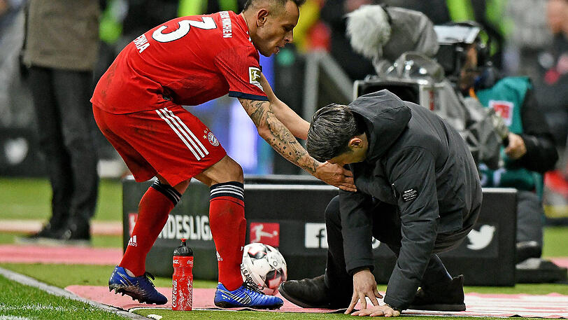 Hilft seinem Trainer auf: Rafinha (li.) und Niko Kovac in Frankfurt.