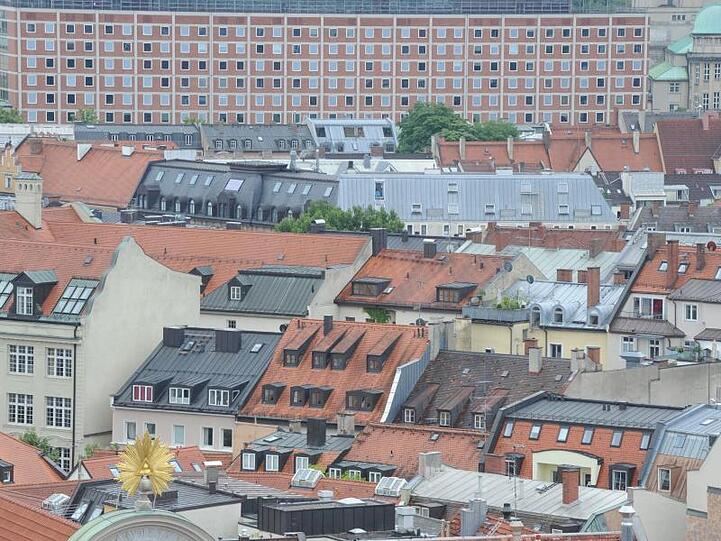 Blick auf Wohnhäuser in München. Foto: Peter Kneffel/Archivbild