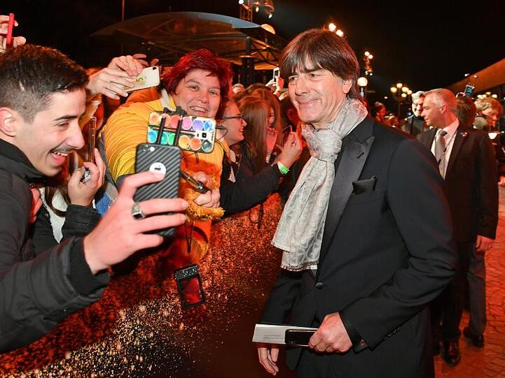 Ein Selfie für die Ewigkeit mit Bundestrainer Joachim Löw.