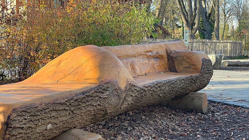 Aus dem Totholz der alten Bäume wurden neue Sitzbänke für den Zoo.