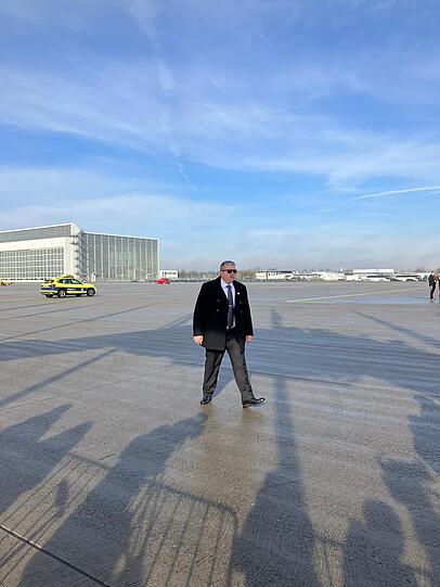 Ein Mitarbeiter des Secret Service am Münchner Flughafen.