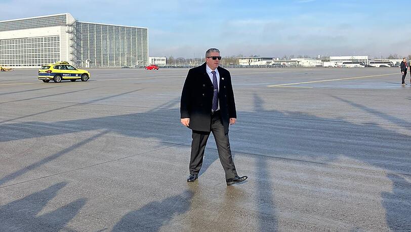 Ein Mitarbeiter des Secret Service am Münchner Flughafen. Ein Mitarbeiter des Secret Service am Münchner Flughafen.