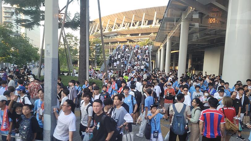 Zahlreiche Bayern- und Manchester-City-Fans strömen ins National Stadium in Tokio.