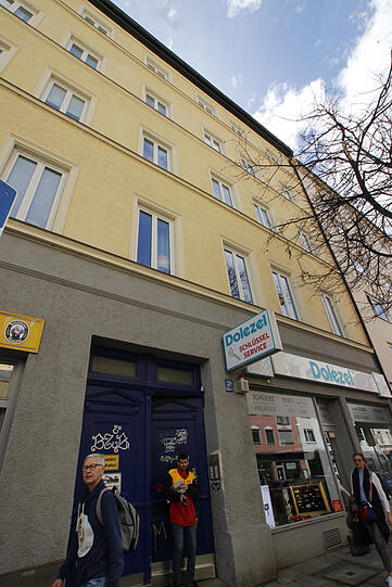 Alteingesessene Geschäfte: Dolezel und Getränkemarkt. Im Hinterhof ging Karl Valentin in die Lehre.
