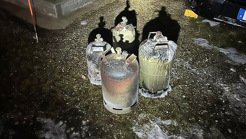 Die gekühlten Gasflaschen am ausgebrannten Wohnwagen. Die gekühlten Gasflaschen am ausgebrannten Wohnwagen.