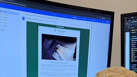 Jack sucht aktiv mit - zusammen mit den Hotelmitarbeitern durchforstet er das Internet nach Spuren seiner Familie.
