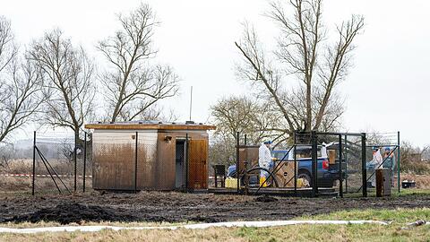 Aufräumen nach dem Unglück: Arbeiter bei Gramzow.