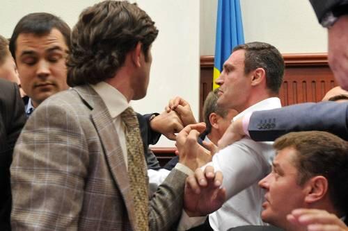 Wortgefecht im Parlament in Kiew: Vitali Klitschko (r.).