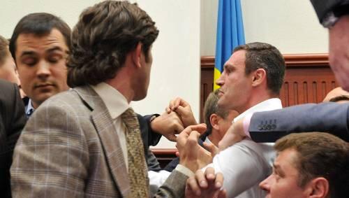 Wortgefecht im Parlament in Kiew: Vitali Klitschko (r.). Wortgefecht im Parlament in Kiew: Vitali Klitschko (r.).