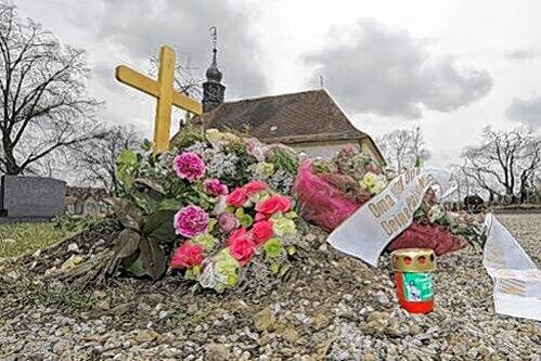 Viel rosa Dekoration, ein schlichtes Holzkreuz: In diesem Grab wurde Lea auf dem Tirschenreuther Friedhof beigesetzt.