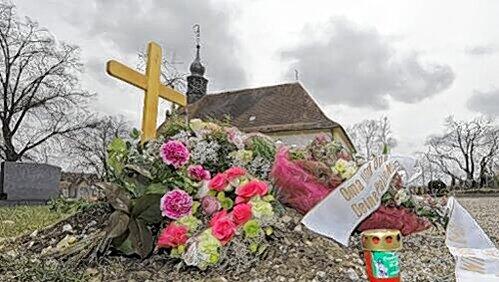 Viel rosa Dekoration, ein schlichtes Holzkreuz: In diesem Grab wurde Lea auf dem Tirschenreuther Friedhof beigesetzt. Viel rosa Dekoration, ein schlichtes Holzkreuz: In diesem Grab wurde Lea auf dem Tirschenreuther Friedhof beigesetzt.