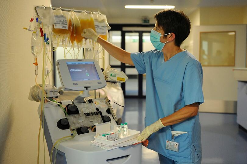 In schweren EHEC-Fällen können die Nieren versagen. Eine Krankenschwester bereitet ein Gerät zum Blutplasma-Austausch vor.