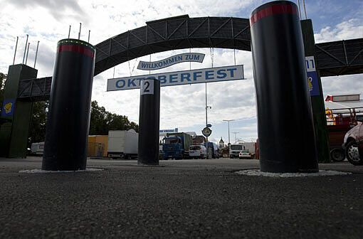 Mit diesen Pollern soll die Wiesn sicherer werden. Mögliche Bombenfahrzeuge sollen draußen bleiben.