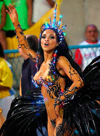 Auch diese Stadt wird jedes Jahr zu einer einzigen ausgelassenen Party - Wenn der Karneval in Rio rockt. Blanke Brüste, Federn, wunderschöne Frauen: Die Tanzschulen am Zuckehut kämpfen stets um die besten Bewertungen. Die heißen Bilder der schönsten Hüftschwünge aus Rio...