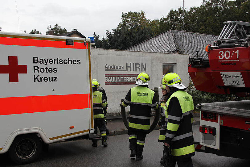 Das marode Hausdach sit in sich zusammengefallen. Bilder vom Feuerwehreinsatz.